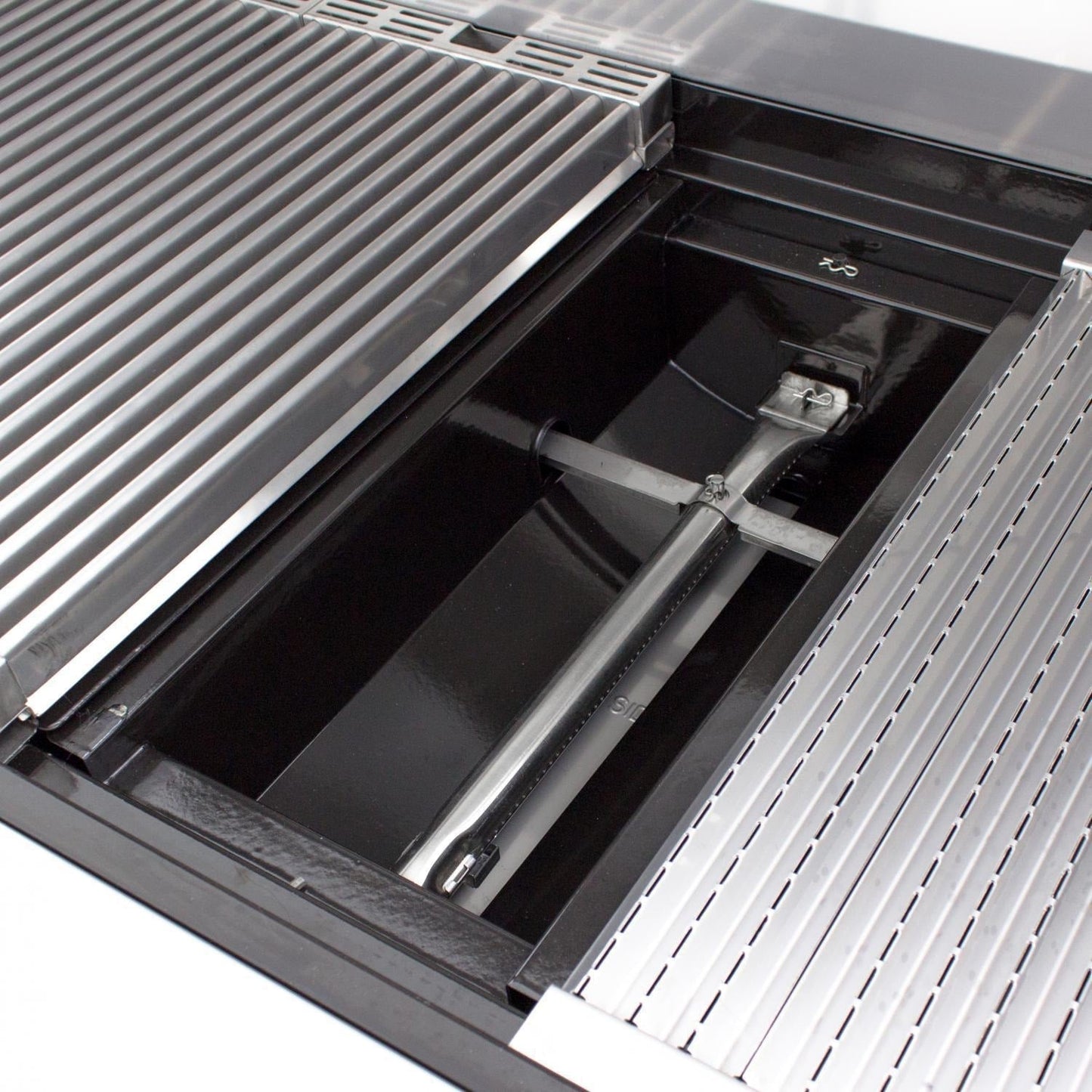 Saber Grills: 670 Series 4-Burner Cart Grill (LP) - R67CC1117