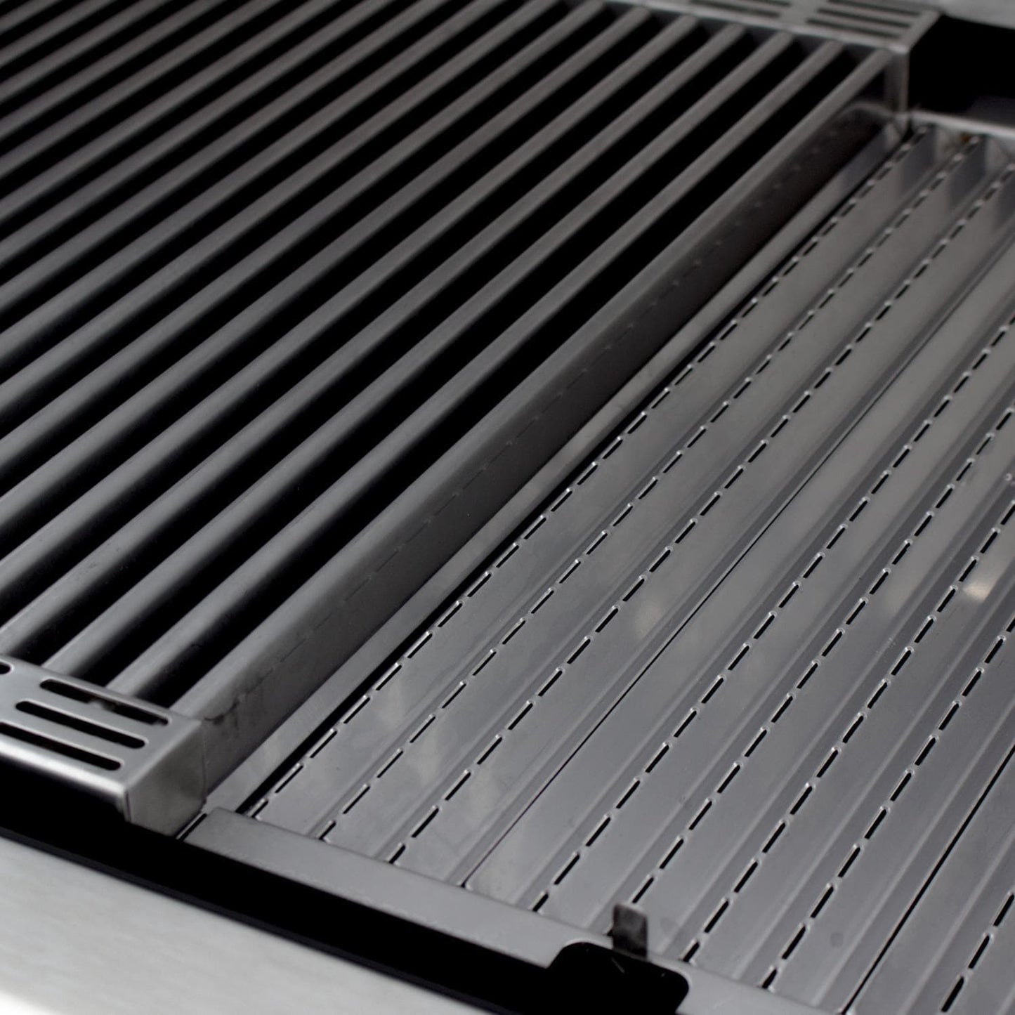 Saber Grills: 500 Series 3-Burner Cart Grill (LP) - R50CC0617