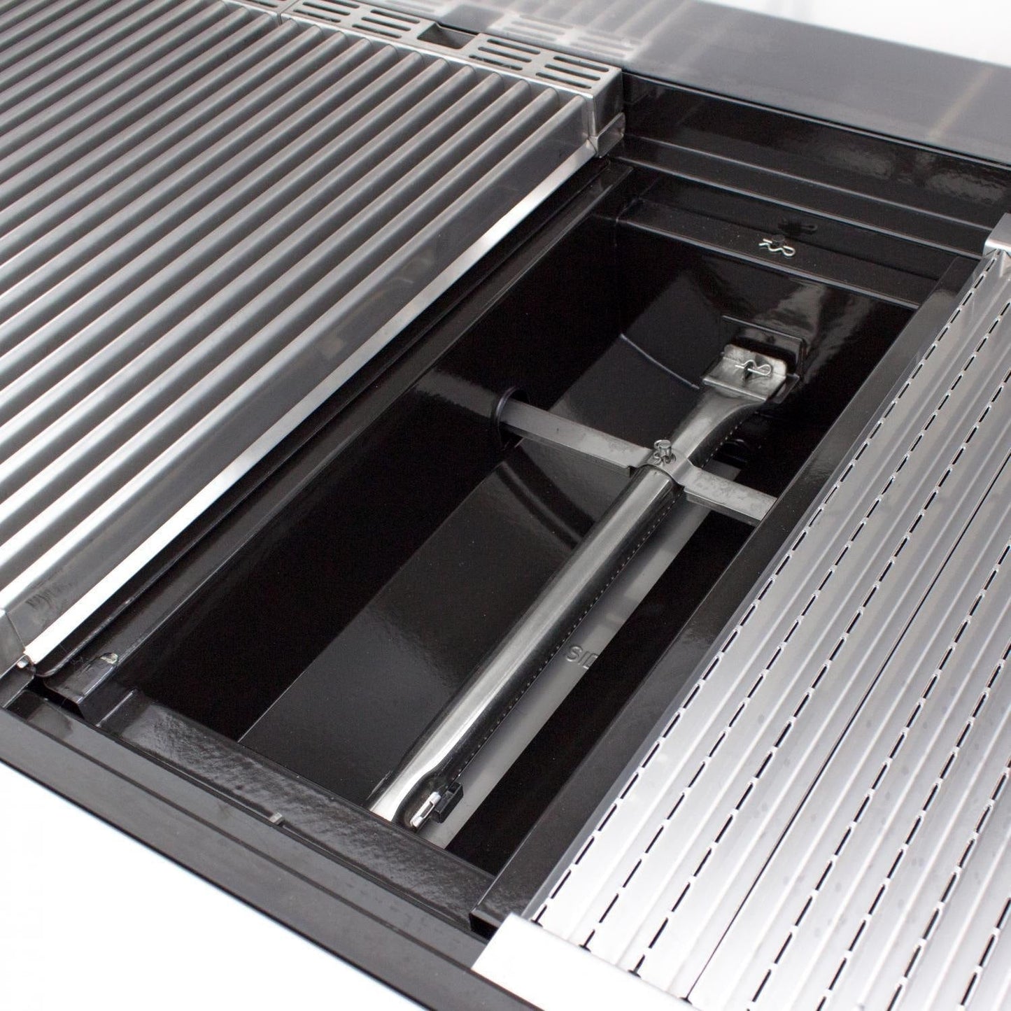 Saber Grills: 500 Series 3-Burner Cart Grill (LP) - R50CC0617