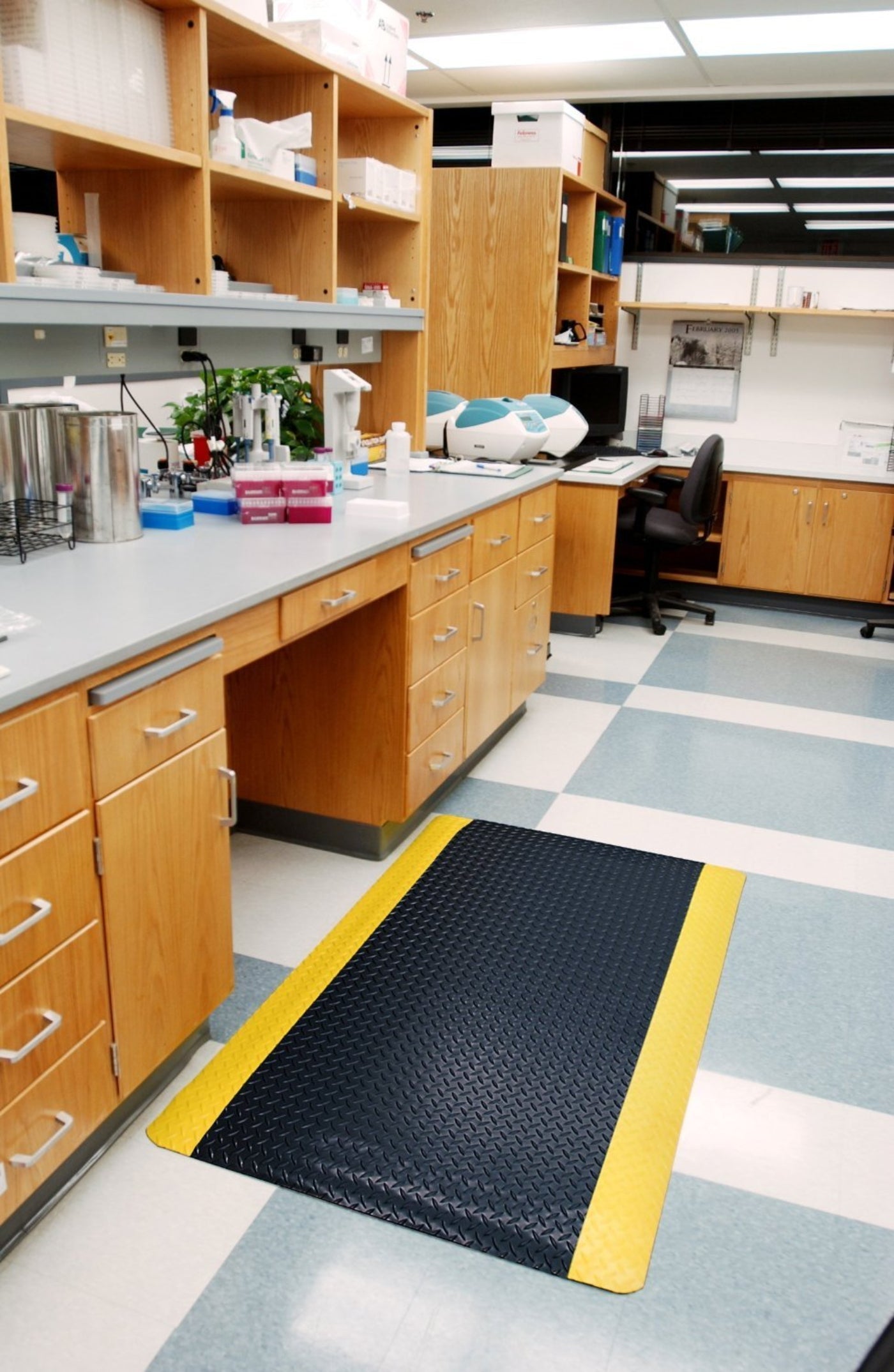 Wearwell Diamond-Plate SpongeCote UltraSoft Mat, 3' Width x 75' Length x 15/16" Thickness, Black/Yellow - 414.1516x3x75BYL
