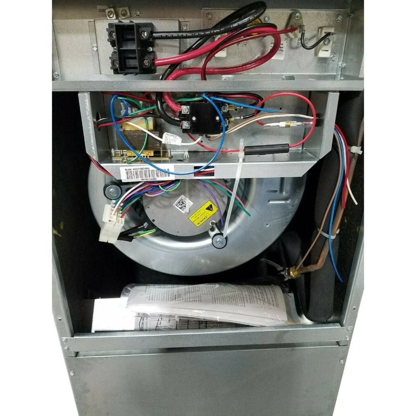 Goodman - 2.5 Ton/30,000 BTU Wall Mount Air Handler With Built-In 10kW Heater - 230V - R32 - AWST30LU1310