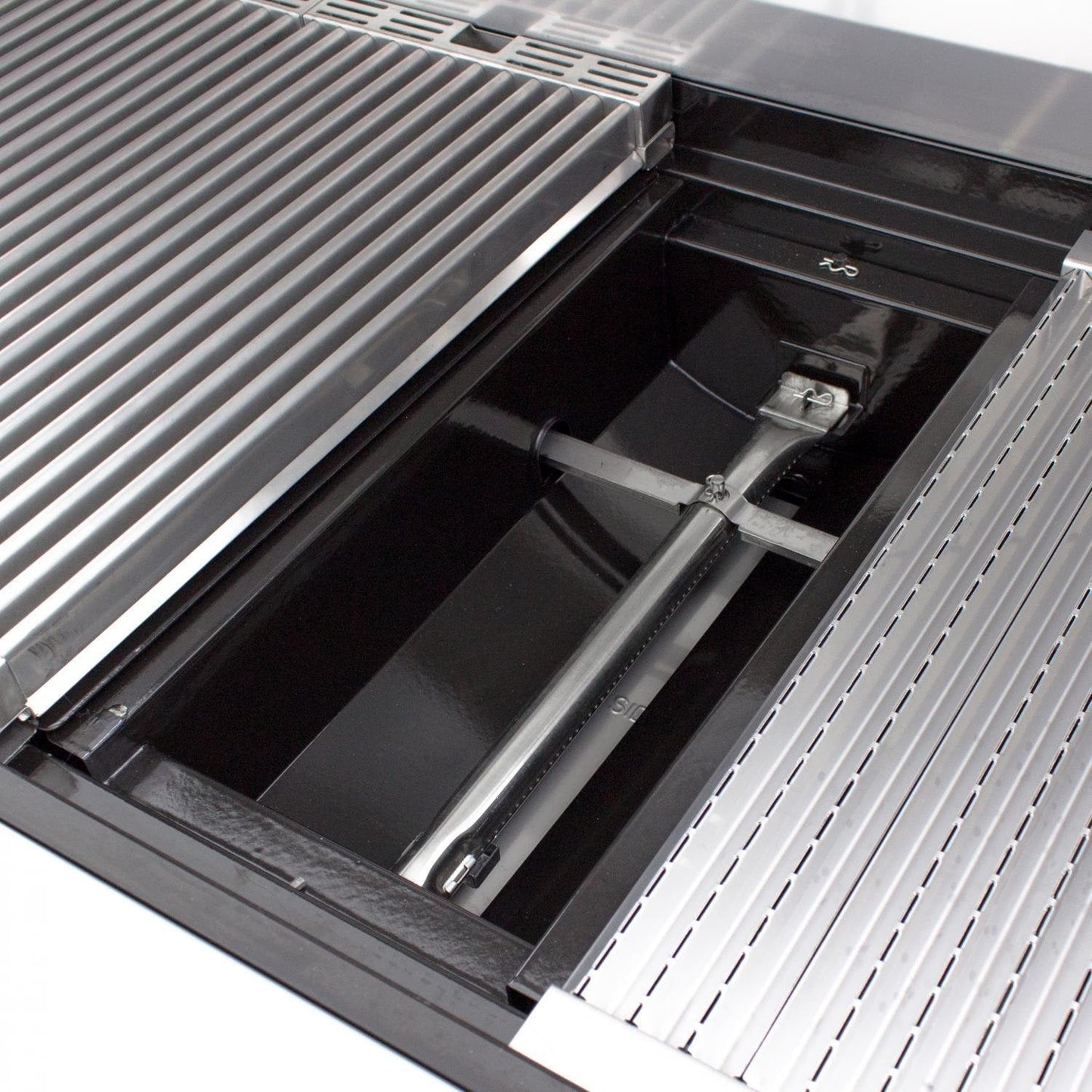 Saber Grills: Stainless Series 3-Burner Built-In Grill (NG) - R50SB0417