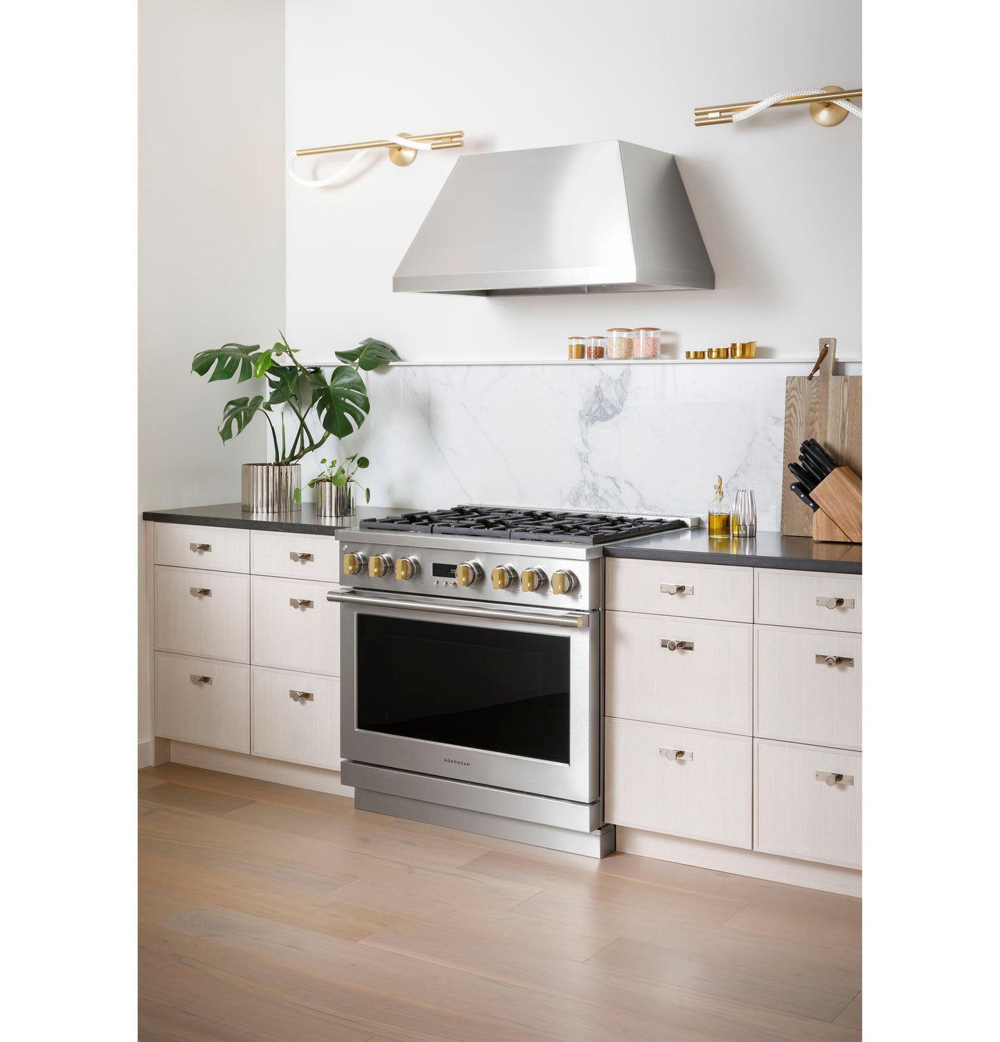 MONOGRAM Monogram 36" Dual-Fuel Professional Range with 6 Burners in Stainless Steel - ZDP366NTSS