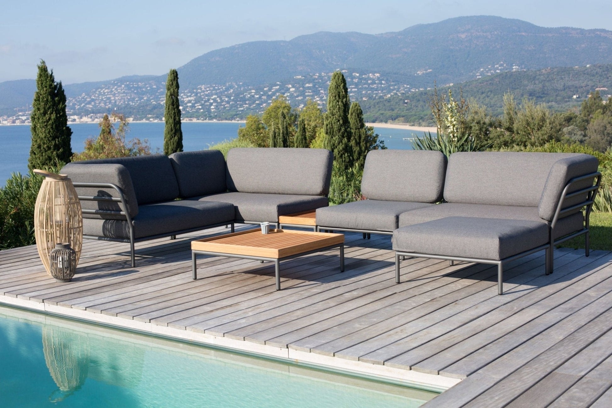 HOUE LEVEL Outdoor Corner - Procure Décor