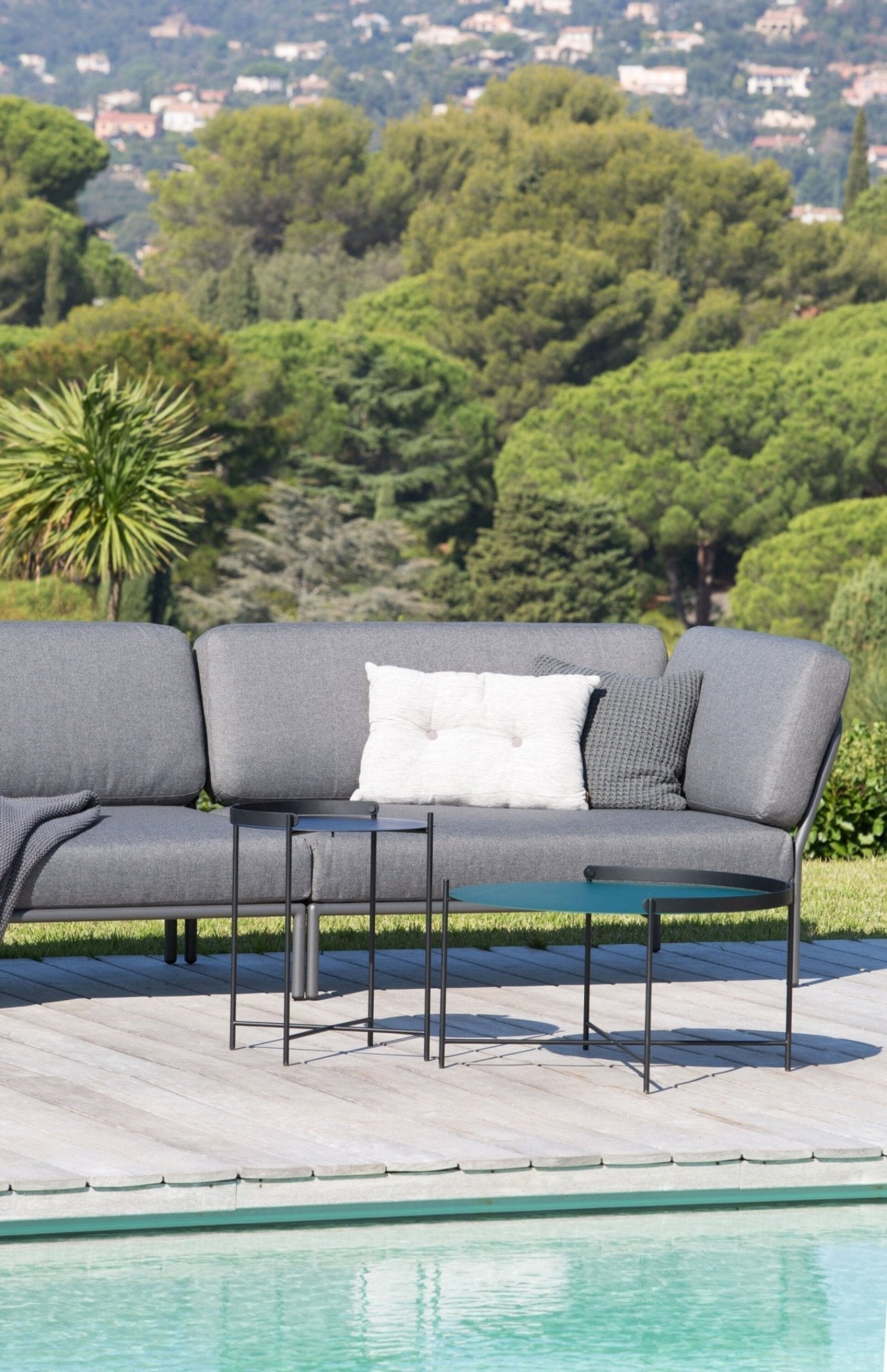 HOUE LEVEL Outdoor Corner - Procure Décor
