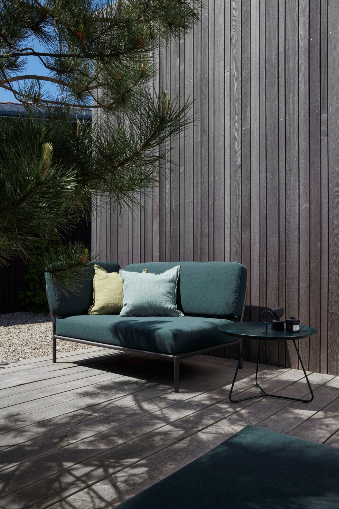 HOUE LEVEL Outdoor Corner - Procure Décor