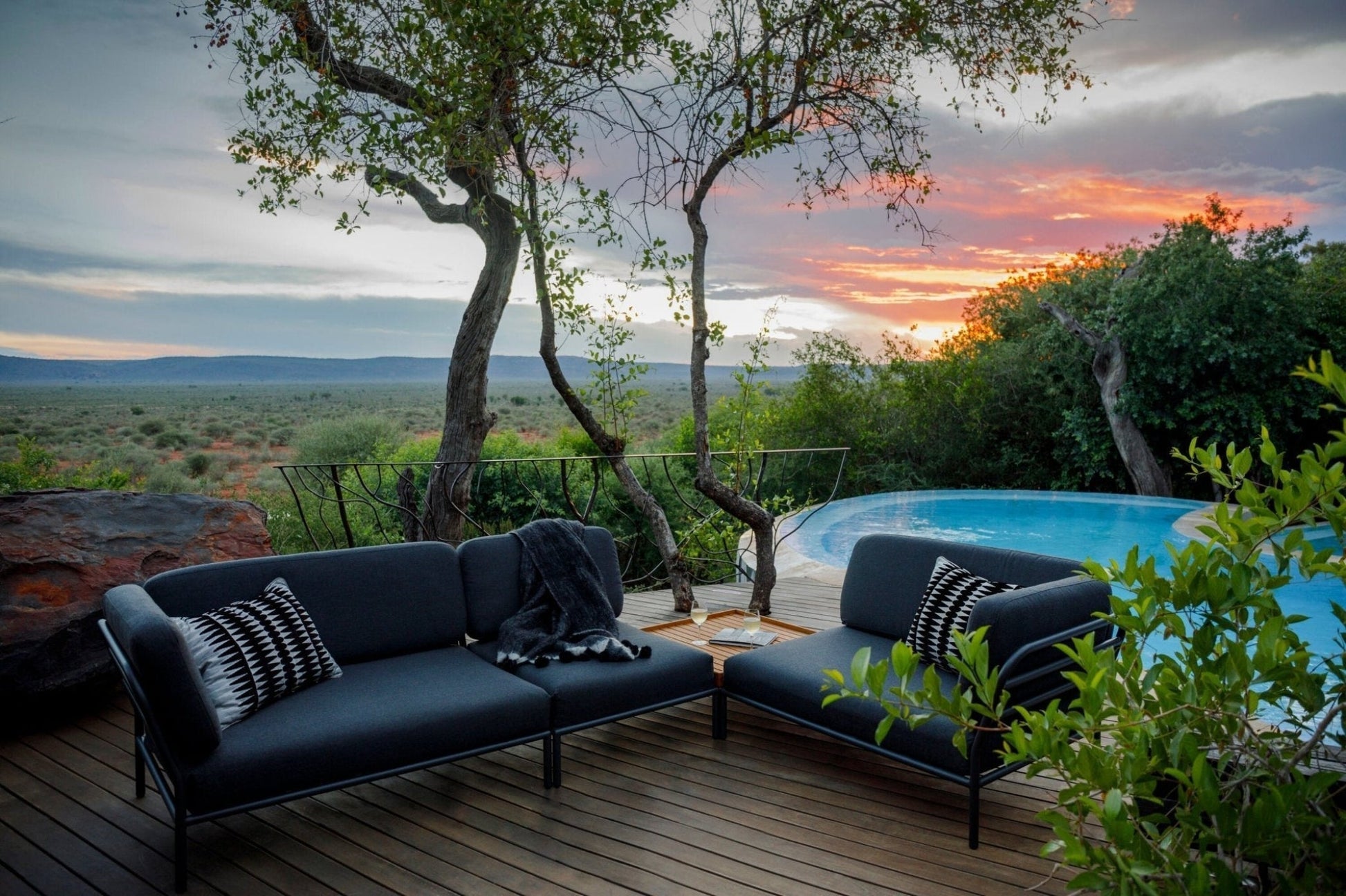 HOUE LEVEL Outdoor Corner - Procure Décor