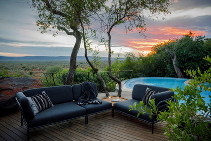HOUE LEVEL Outdoor Corner - Procure Décor